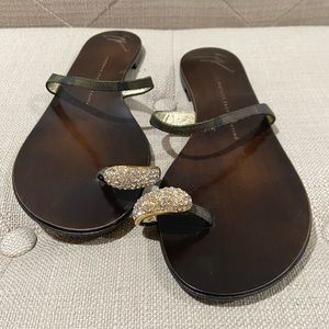 𝙶𝚒𝚞𝚜𝚎𝚙𝚙𝚎 𝚉𝚊𝚗𝚘𝚝𝚝𝚒 • Camo Ring-Embellished Sandals